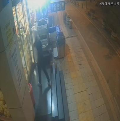 İstanbul - Sultangazi'de sadaka kutusu hırsızlığı güvenlik kamerasında