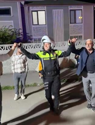 Düğün konvoyundaki araçları yoldan kaldıran polis, davet üzerine halaya katıldı