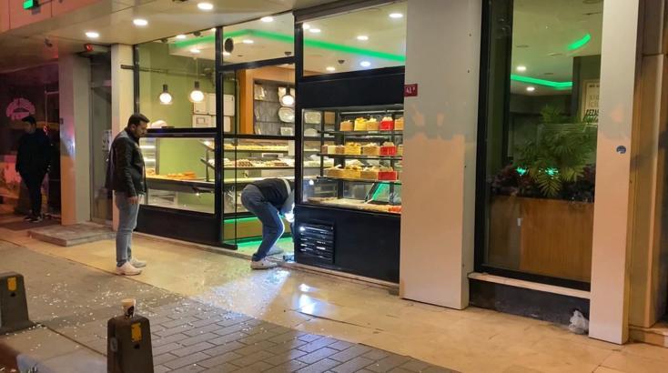 İstanbul - Gaziosmanpaşa'da sokakta husumetlileri ile karşılaştı; sığındığı kafede vuruldu