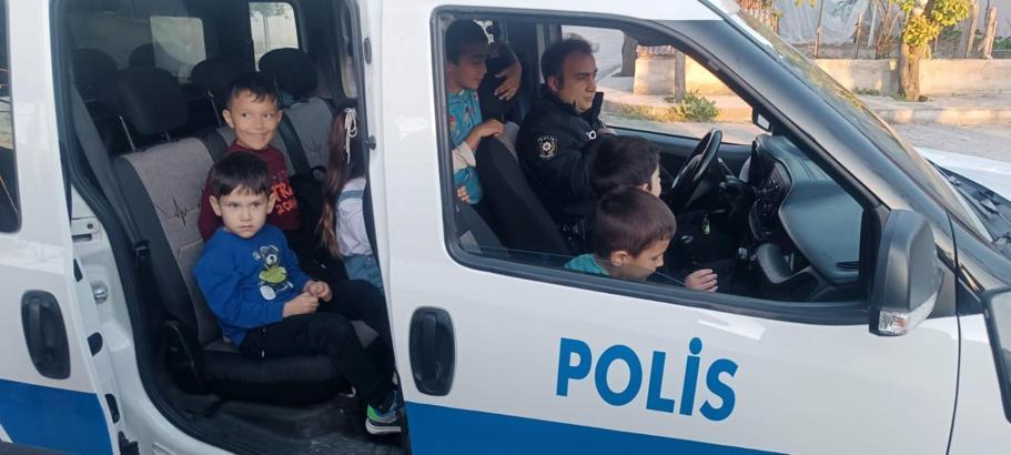 Polis, otizmli çocuk ve arkadaşlarını sevindirdi