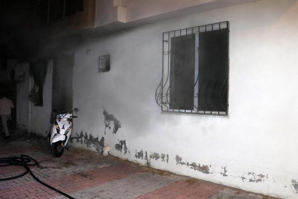 Apartmanda yangın paniği; binadakiler çatıya çıktı