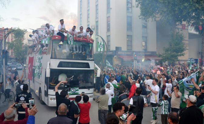 Serik Belediyespor'da şampiyonluk kutlaması