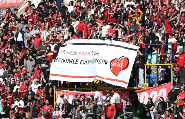 Gençlerbirliği tribününde sürpriz evlilik teklifi