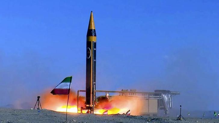 İran, yeni balistik füzesini tanıttı