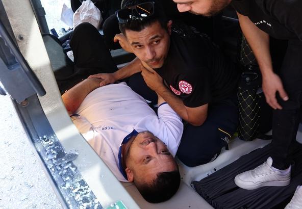 Sağlık görevlisi ile itfaiye eri, yaralı sürücünün elini bırakmadı