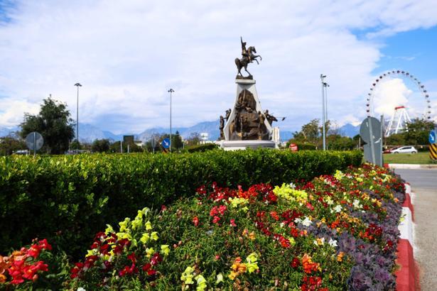 Antalya yaz renklerine bürünüyor