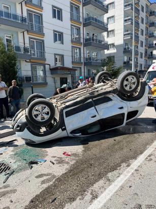 Otomobiller kavşakta çarpıştı: 4 yaralı