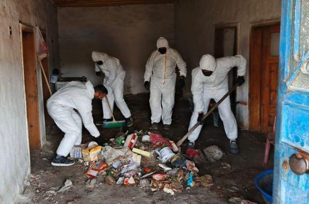 Kötü koku yayılan evden 1 kamyon dolusu çöp çıktı