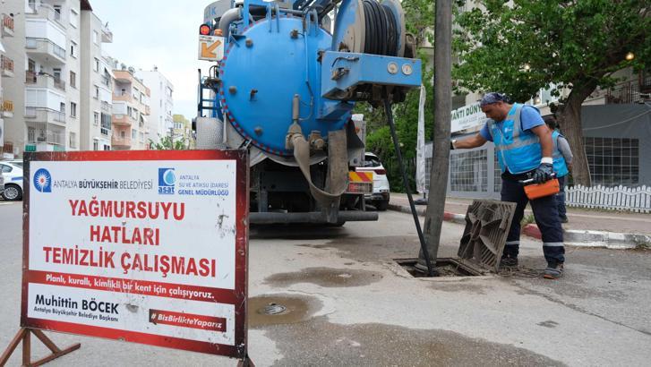 ASAT’ın ana arter ve bulvarlarda yağmur suyu hattı temizliği sürüyor