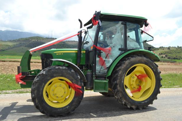 Feke'de genç çiftin gelin arabası traktör oldu