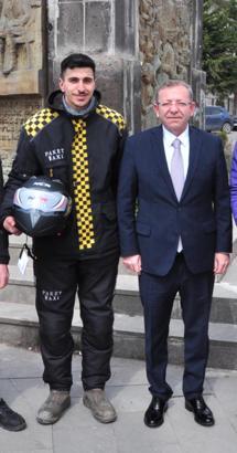 Validen kurallara uyan kuryelere kask hediyesi