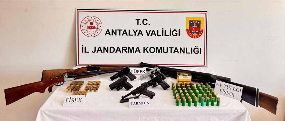 Serik'te ruhsatsız silah operasyonu