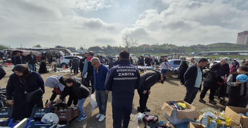 Kayseri'de bit pazarında tüketime uygun olmayan gıdalar imha edildi