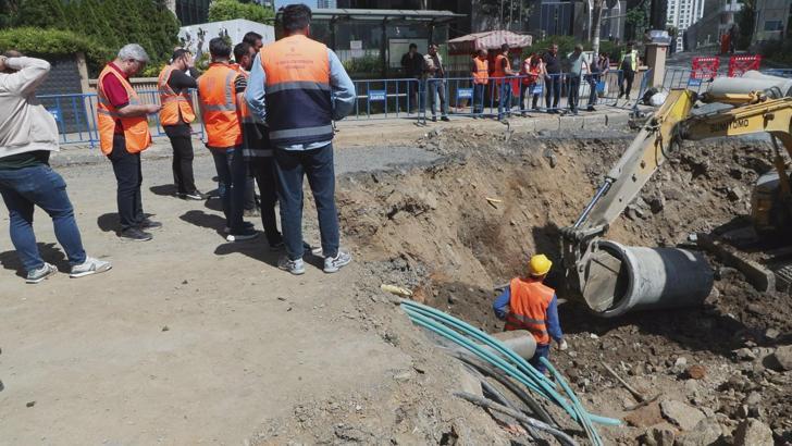 İstanbul - Sarıyer'de çöken yolda alt yapı çalışmaları sürüyor