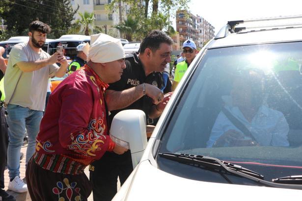 Silifke’de sürücülere yoğurt ve çilek ikam edildi