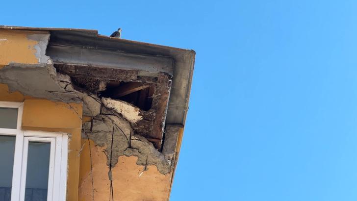 İstanbul- Avcılar'da 7 katlı binanın çatısındaki beton parçalar düştü