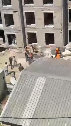 İstanbul- Gaziosmanpaşa'da inşaat işçilerinin taşlı sopalı kavgası kamerada