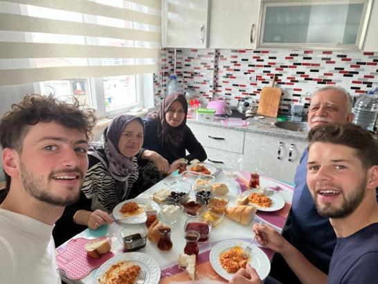 Depremzedeler için Türkiye'ye gelen 2 Fransız'ı evinde ağırladı