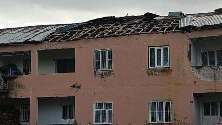 Hakkari'de fırtına; çatılar uçtu, seralar zarar gördü