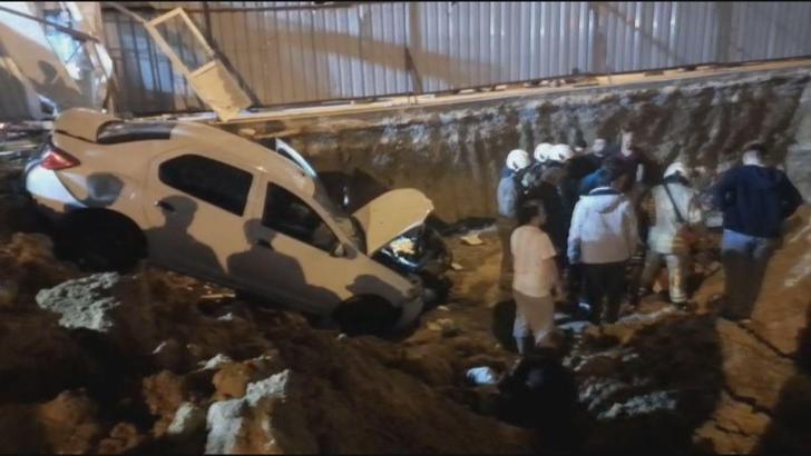 İstanbul - Arnavutköy'de bekçiye çarpan otomobil şantiyeye uçtu: 2 yaralı