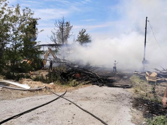 Balıkesir'de kereste deposunda çıkan yangın, bitişikteki atölyeye sıçradı