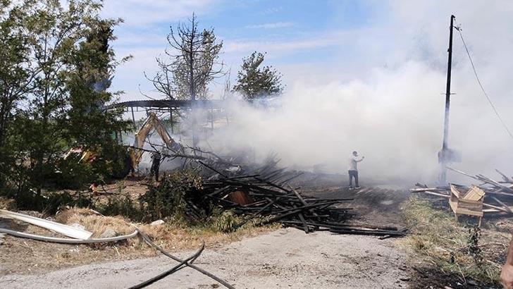 Balıkesir'de kereste deposunda çıkan yangın, bitişikteki atölyeye sıçradı