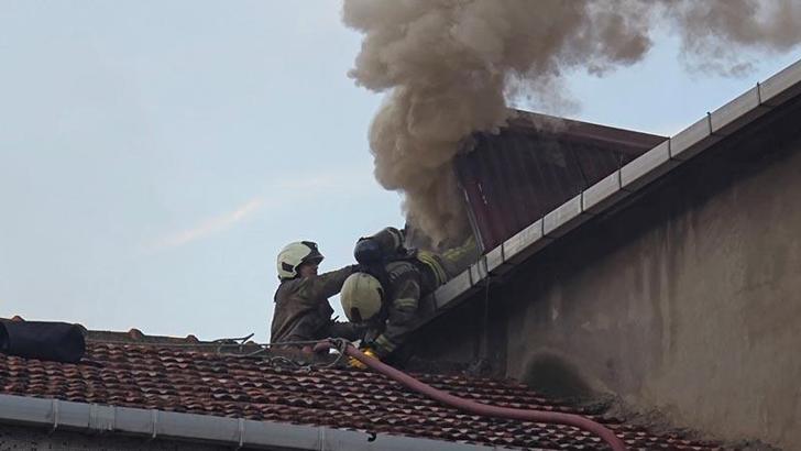 Ataşehir'de 3 katlı binanın çatısındaki yangın söndürüldü