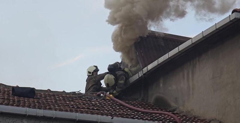 İstanbul - Ataşehir'de 3 katlı binanın çatısındaki yangın söndürüldü