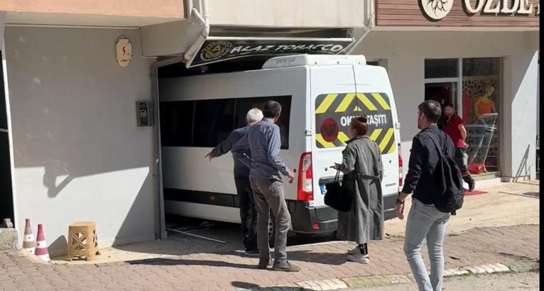 Kontrolden çıkan servis minibüsü iş yerine girdi