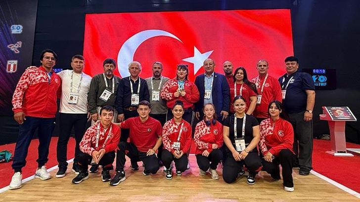 Milli halterci Fatmagül Çevik, dünya şampiyonu