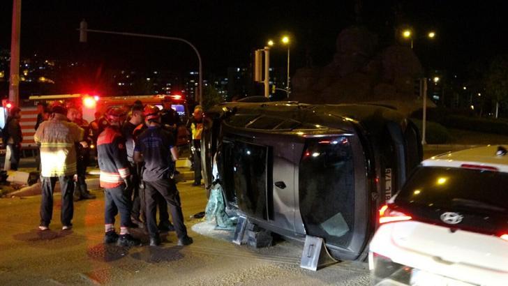 İzmir'de kontrolden çıkarak takla atan otomobil, trafik lambasına çarptı: 1 yaralı