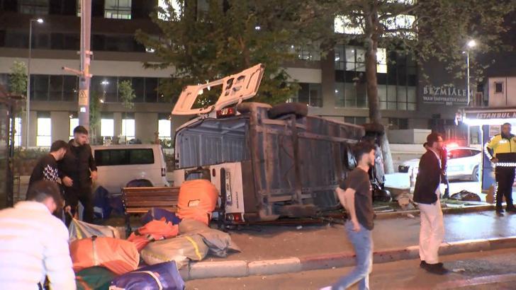 İstanbul - Fatih'te kaldırıma çıkan minibüs devrildi