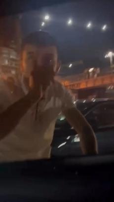 İstanbul - Beyoğlu'nda trafikte tartıştığı sürücünün otomobiline tekme ve yumrukla saldırdı