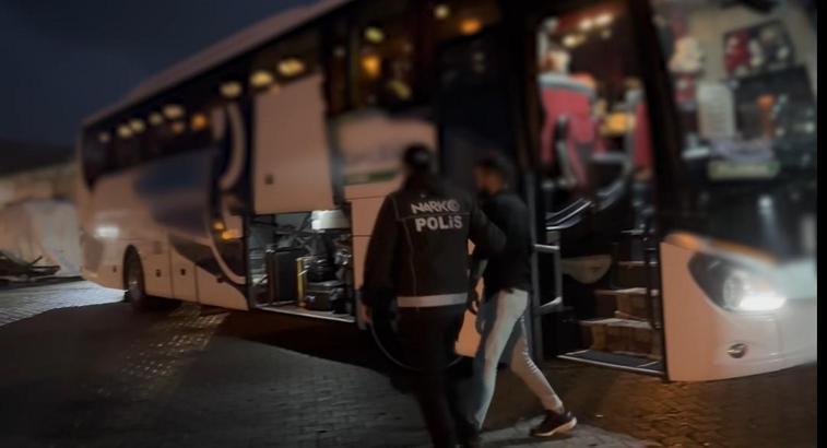 Bitlis'te yolcu otobüsünde 3 kilo 700 gram metamfetamin ele geçirildi