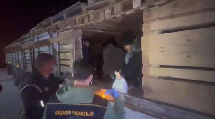 TIR'ın dorsesinde 42 kaçak göçmen yakalandı