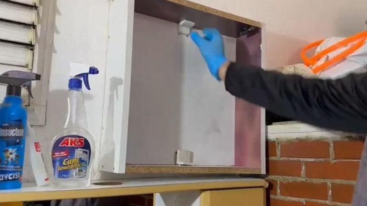 Kaçak tütünleri duvara gizlemiş