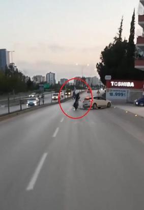 Otomobile arkadan çarpan motosikletin sürücüsü yaralandı; kaza anı kask kamerasında