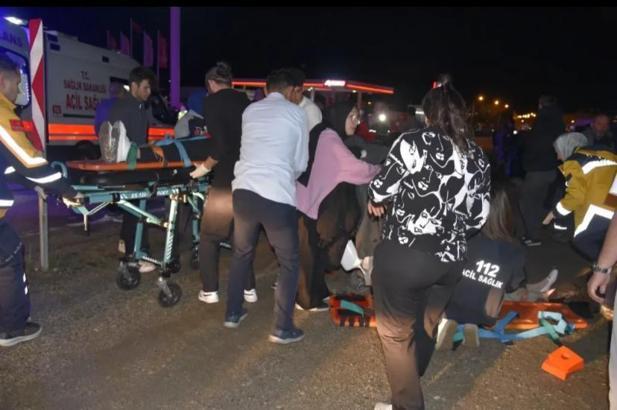 Gümüşhane'de otomobiller çarpıştı; 2'si yaya, 11 yaralı