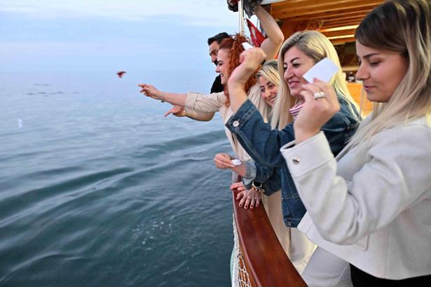 Antalya’da Hıdırellez coşkusu; dilekler denizle buluştu (2)