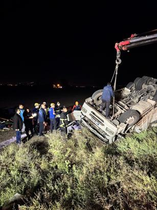 Kontrolden çıkan kamyonet tarlaya devrildi: 1 ölü, 1 yaralı