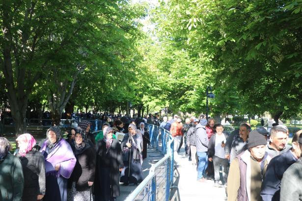 Kayseri'de domates fidesi dağıtımında kuyruk oluştu