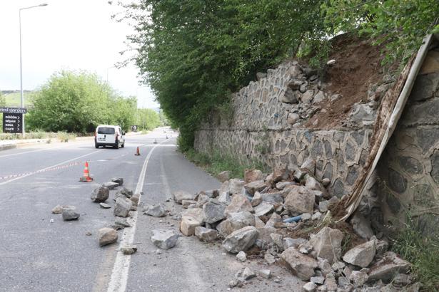 Diyarbakır’da yol kenarındaki istinat duvarında kısmi çökme