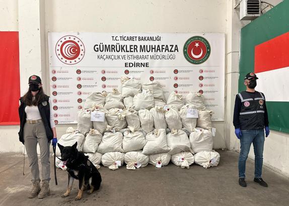 Kapıkule'de otobüsteki 234 kilo esrarı, narkotik köpeği Turbo buldu