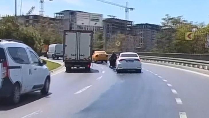 İstanbul - Zeytinburnu'nda yakıt dökülen yolda kaydı; sürücünün refleksiyle ölümden döndü