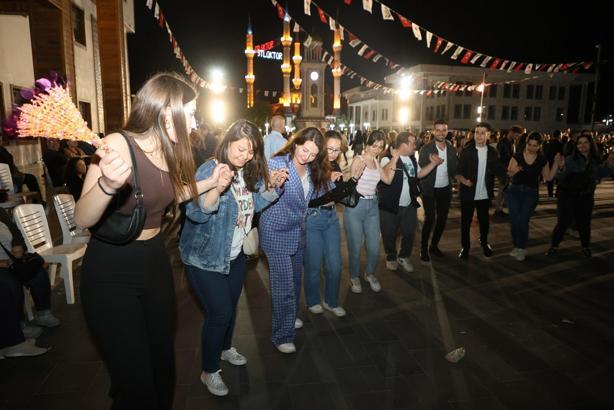 Yunusemre'de Hıdırellez'de Balkan Gecesi coşkusu