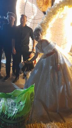 Düğünde gelin ve damada takı yerine at ve buzağı hediye edildi