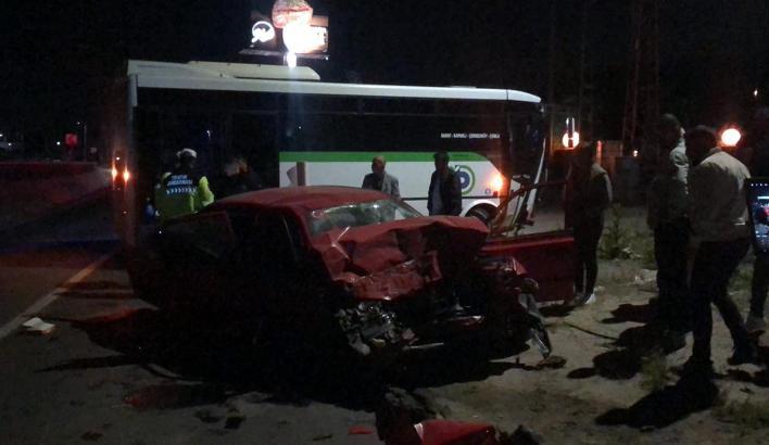 Midibüsle çarpışan otomobilin sürücüsü zabıta öldü