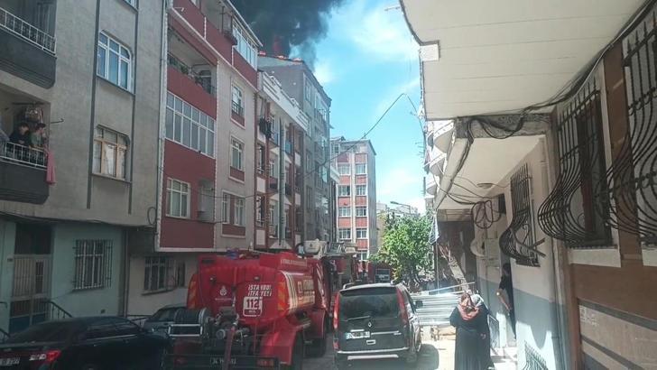 İstanbul- Küçükçekmece'de binanın çatı katında yangın -1