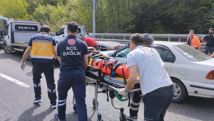 Otoyolda otomobil çekiciye çarptı: 3 yaralı