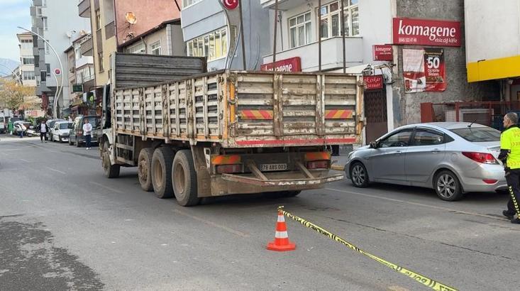 Yolun karşısına geçerken kamyonun çarptığı kadın öldü